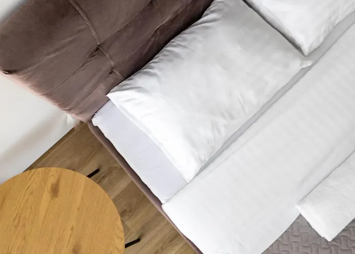 W/balcony @manosventove, By Cohost