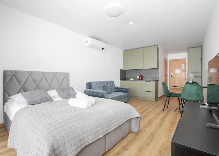 W/balcony @manosventove, By Cohost Паланга